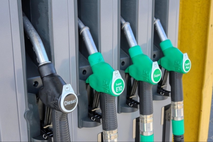 Carburants : Emmanuel Macron demande une mobilisation du gouvernement face à la hausse des prix